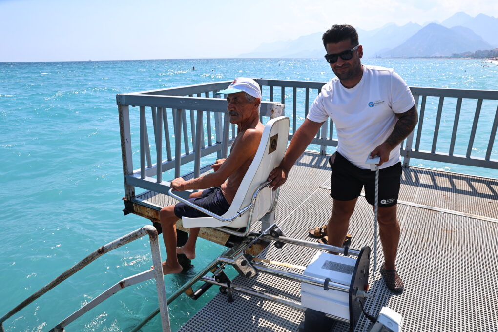 Büyükşehir’in engelsiz plajlarına ziyaretçi akını