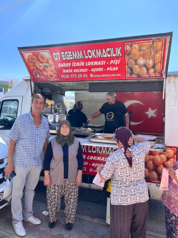 İŞ İNSANI ANATÜRK ; BABASI ADINA HAYIR PİŞİSİ DAĞITTI