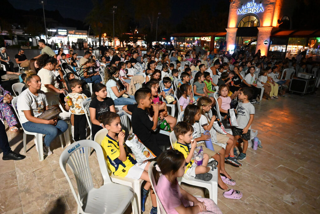 Minik öğrencilere açık havada sinema keyfi