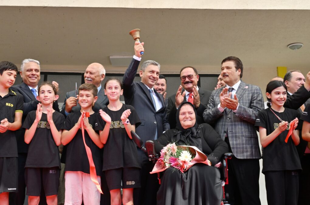 ANTALYA’DA 526 BİN 145 ÖĞRENCİ İÇİN İLK ZİL ÇALDI