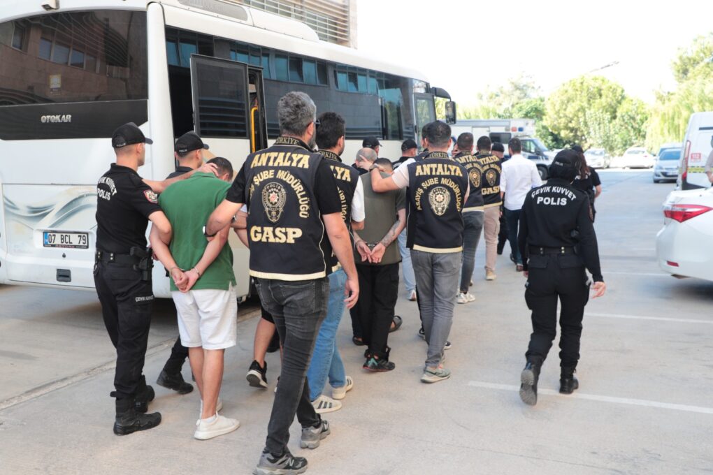 Silahlı Suç Örgütüne Eş Zamanlı Operasyon