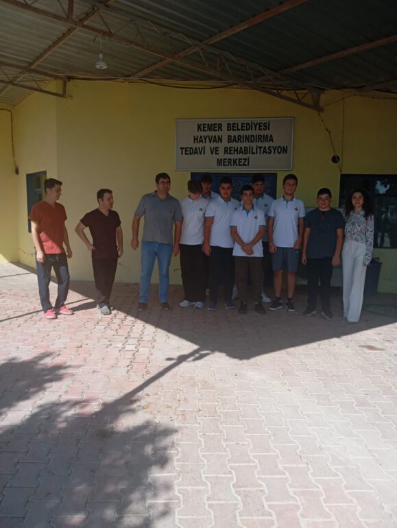 Öğrencilerden barınağa ziyaret 