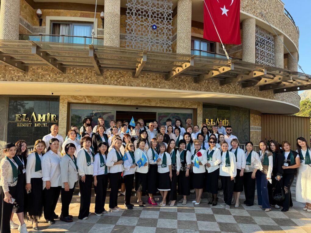 Başkan Topaloğlu Kazakistanlı öğretmenlerle bir araya geldi