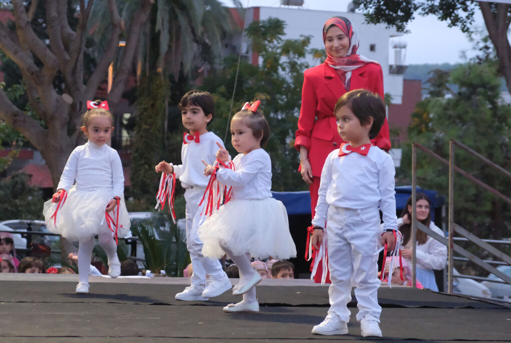 Minik öğrencilerden Cumhuriyet Bayramı kutlaması