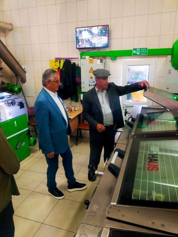 Başkan Topaloğlu zeytin sıkma fabrikasını ziyaret etti.