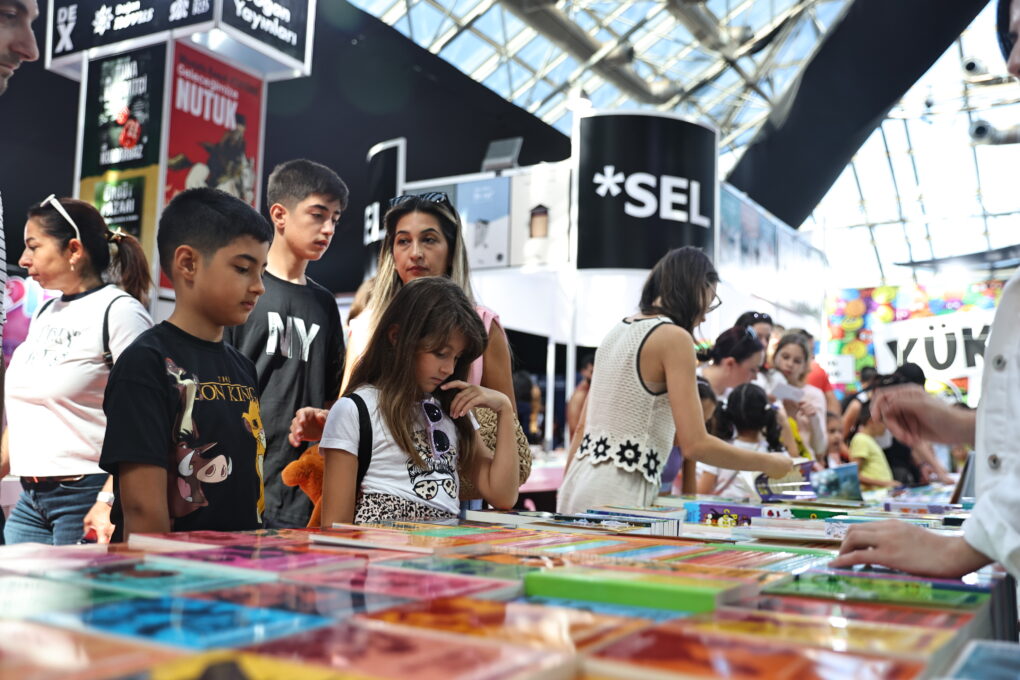 Antalyalılardan 15. Antalya Kitap Fuarı’na yoğun ilgi