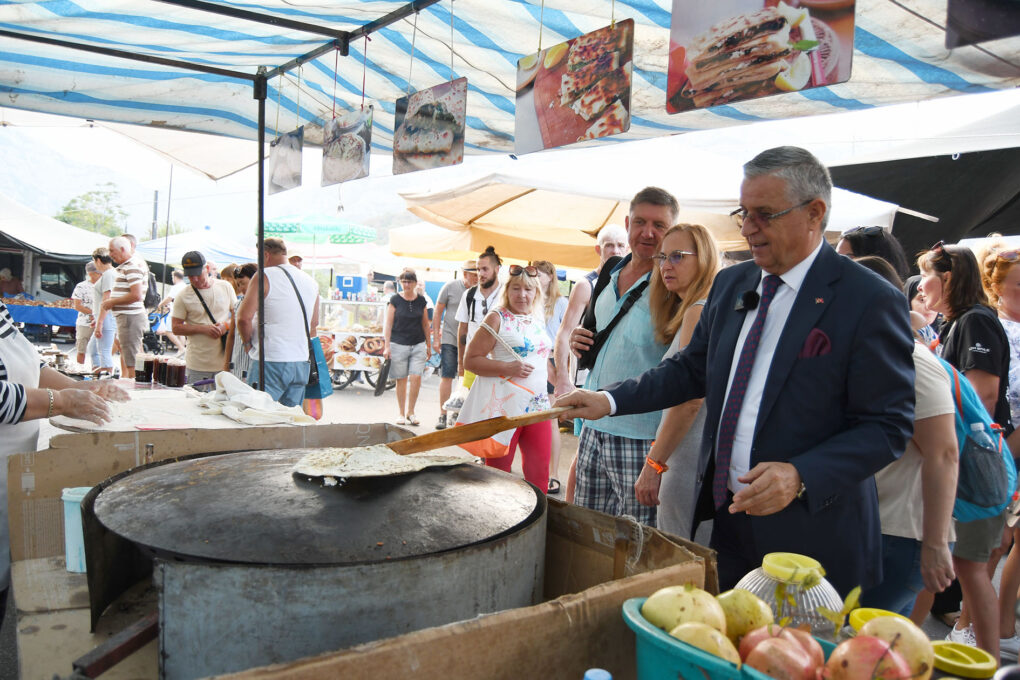 Başkan Topaloğlu’ndan pazar esnafına ziyaret  