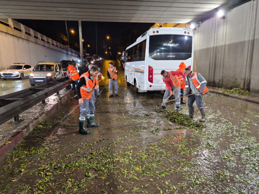 Büyükşehir ekipleri yağışın yarattığı olumsuzluklara hızla müdahale etti