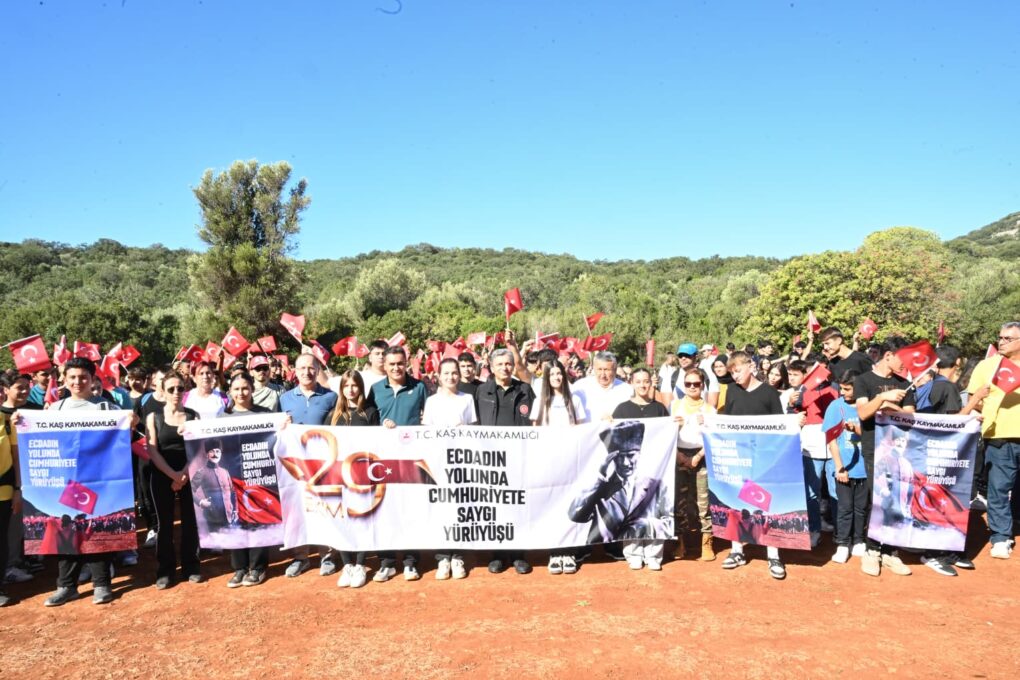 KAŞ’TA ECDADIN YOLUNDA CUMHURİYETE SAYGI YÜRÜYÜŞÜ DÜZENLENDİ