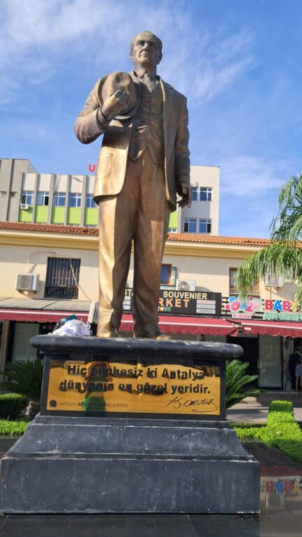 Atatürk heykeli restore edildi
