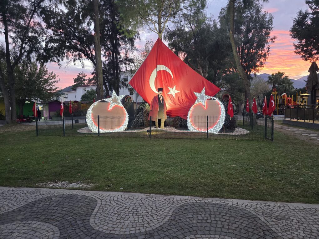 Kemer Belediyesinden Atatürk’ü anma köşesi