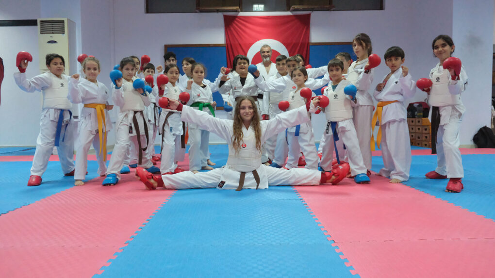 Kemer Belediyesi çocukları ve gençleri sporla buluşturuyor