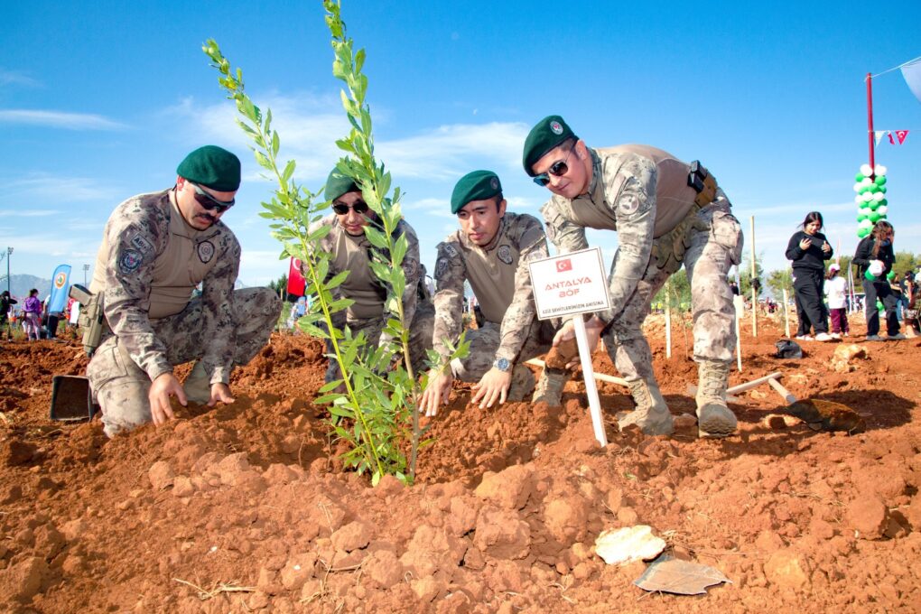 “Şehitlerimiz İçin Her Bir Fidan, Geleceğimiz İçin Bin Nefes” Projesi Kapsamında Antalya’da Fidanlar Toprakla Buluştu