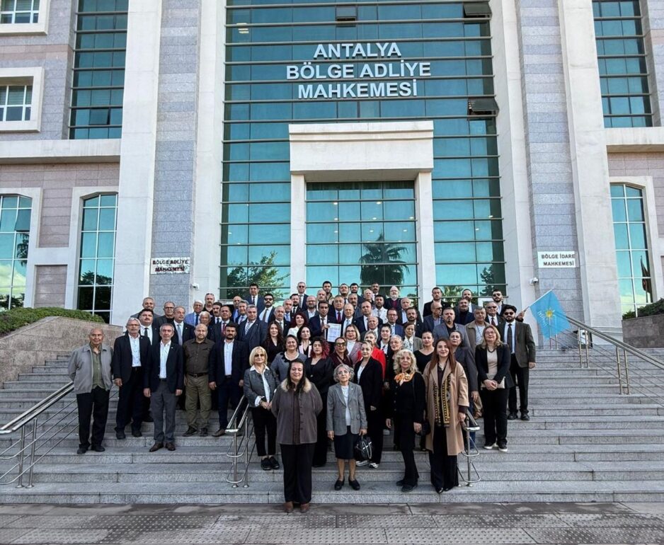 İYİ Parti İl Başkanı Ali Adnan Kaya mazbatasını aldı