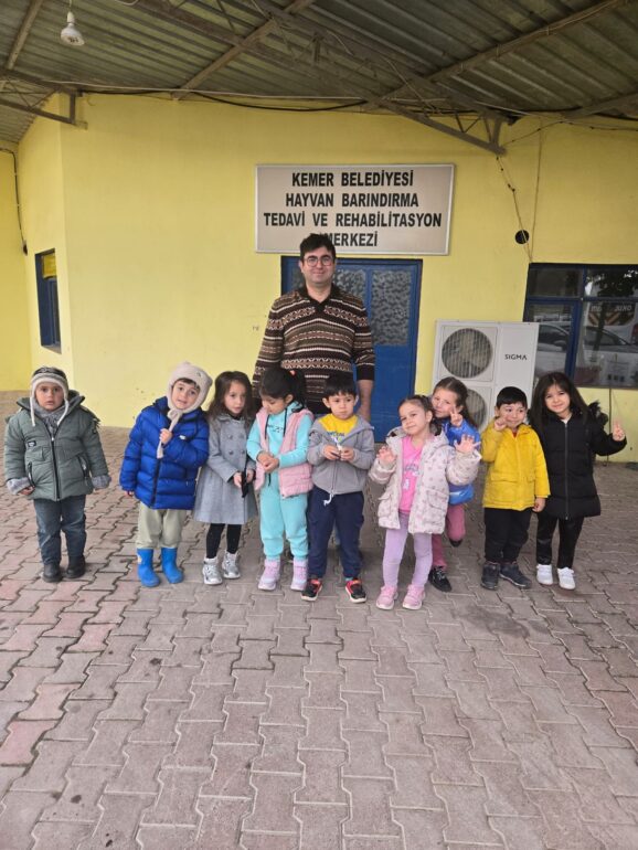 Miniklerden barınağa ziyaret