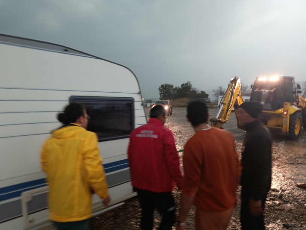 Karavanlarında mahsur kalan turistler kurtarıldı