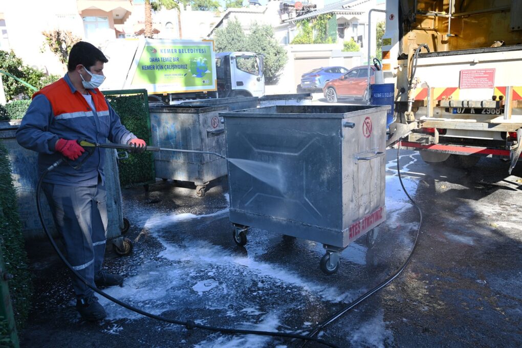 Kemer’de çöp konteynerleri dezenfekte ediliyor