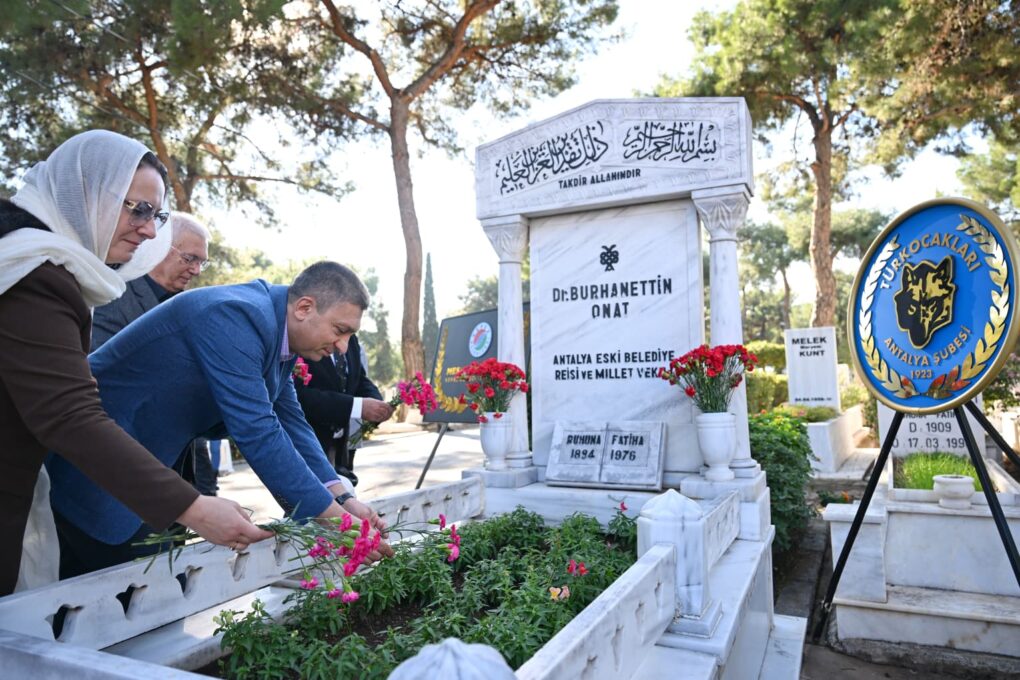 DR. BURHANETTİN ONAT KABRİ BAŞINDA ANILDI
