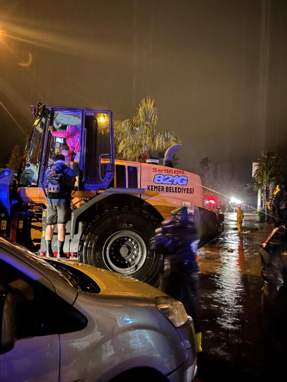 Mahsur kalan aile pansiyona yerleştirildi