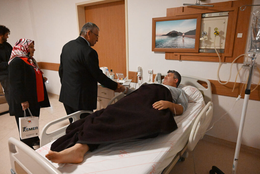 Başkan Topaloğlu’ndan yeni yıl akşamı hastane ziyaret