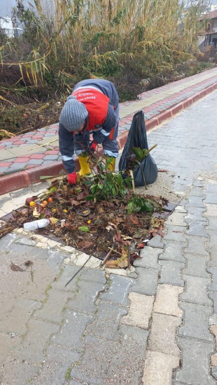 Mazgalların temizliği tüm hızıyla sürüyor 