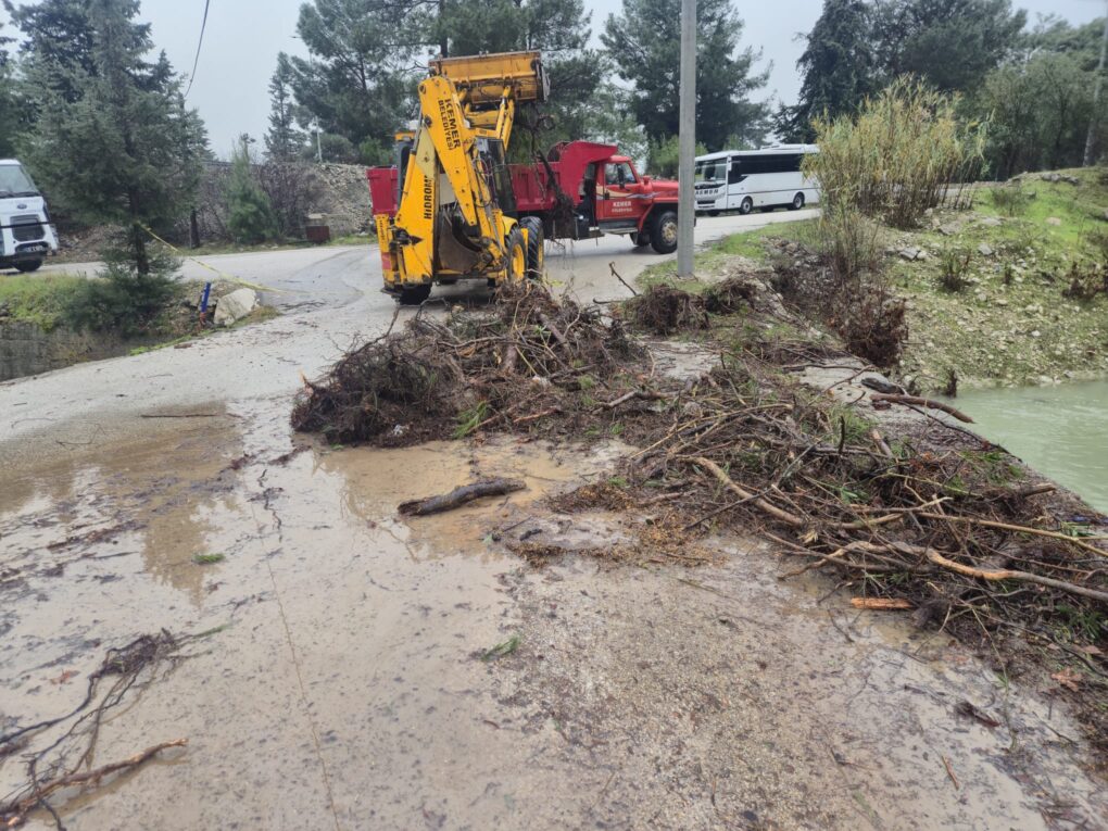 Kemer’de köprüleri tıkayan tomruklar temizlendi