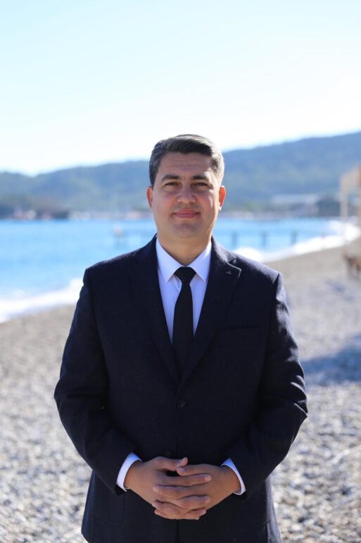 İbre Okay Çelik’i Gösteriyor