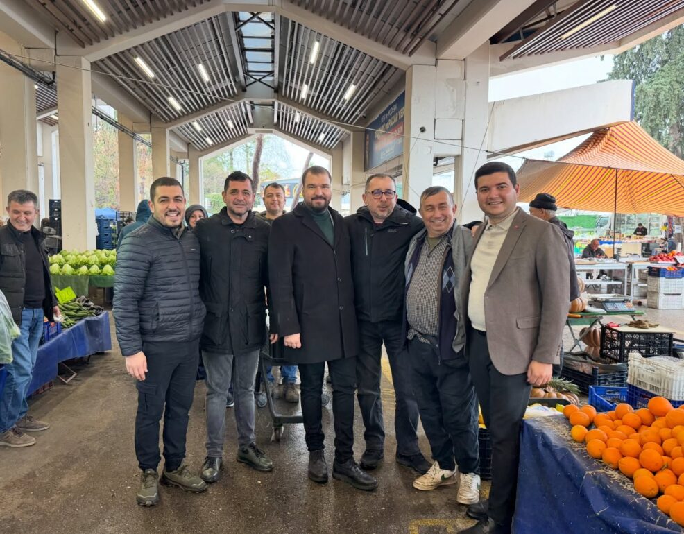 AK Parti Kemer İlçe Teşkilatı Kandil Vesilesiyle Pazarda Vatandaşlarla Buluştu