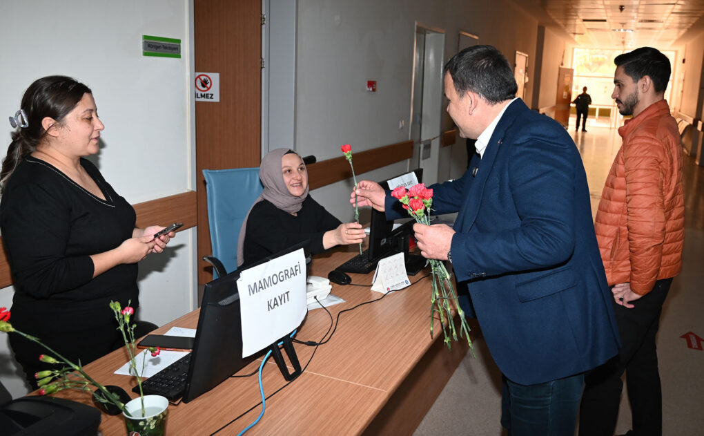 Kemer Belediyesi’nden sağlık çalışanı kadınlara karanfil 