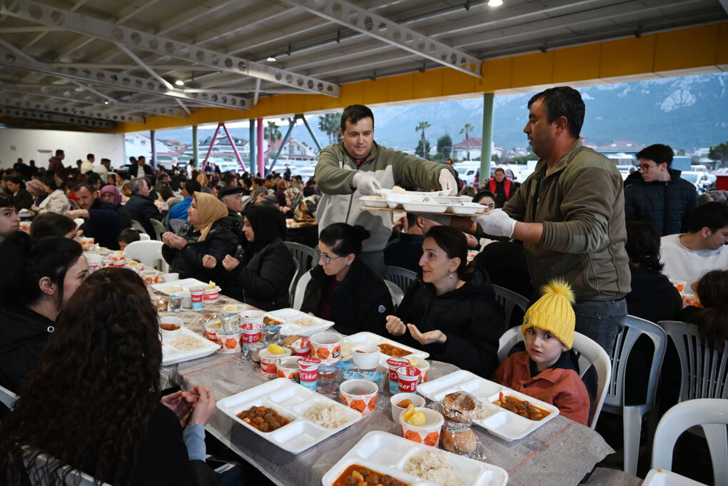 Başkan Topaloğlu’ndan Arslanbucak’ta iftar 