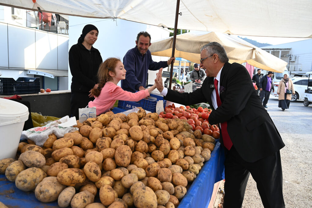 Başkan Topaloğlu’ndan pazar esnafına ziyaret