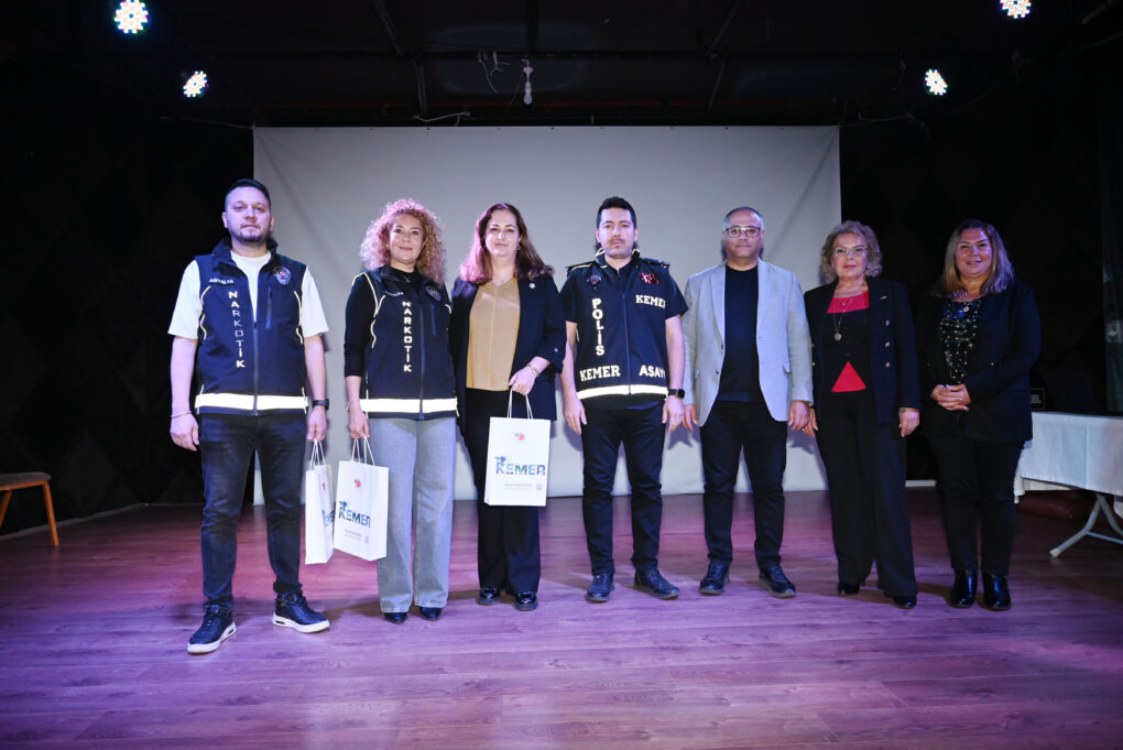 Kemer’de “En iyi narkotik polisi anne” konulu seminer