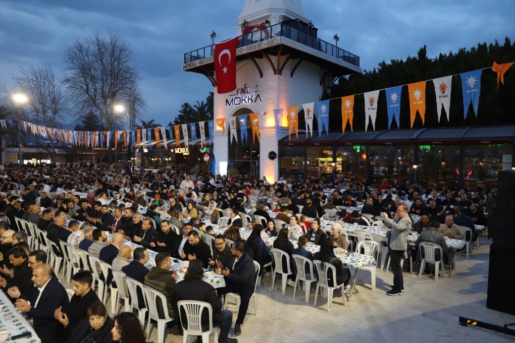 Kemer’de Binlerce Kişi Gönül Sofrasında Buluştu: AK Parti’den Görkemli İftar