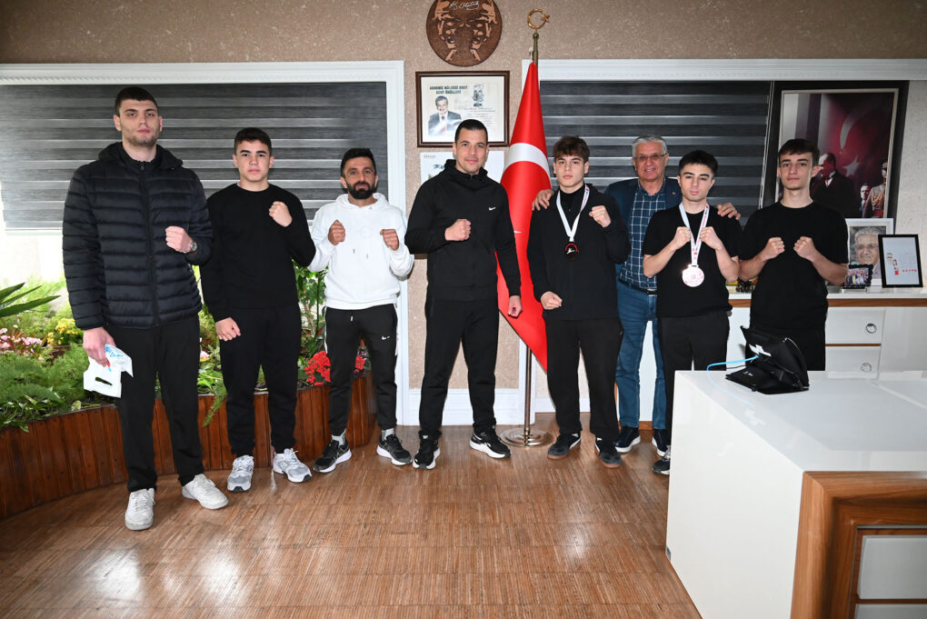 Kick Boks sporcuları başarılarını Başkan Topaloğlu ile paylaştı 