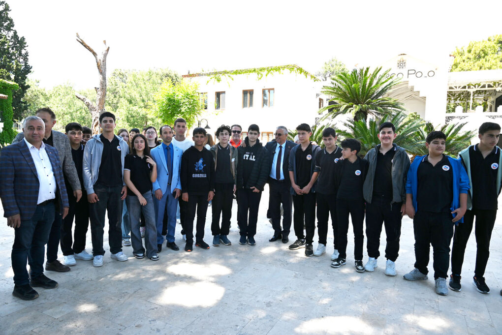 Öğrencilere önce yemek sonra zirvede kar keyfi