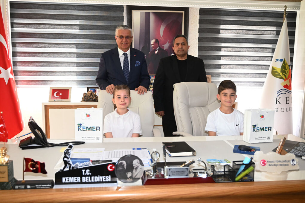 Öğrenciler Başkanlık koltuğuna oturdu