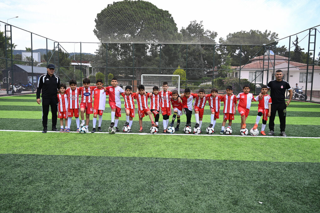 Göynük halı sahası yenilendi