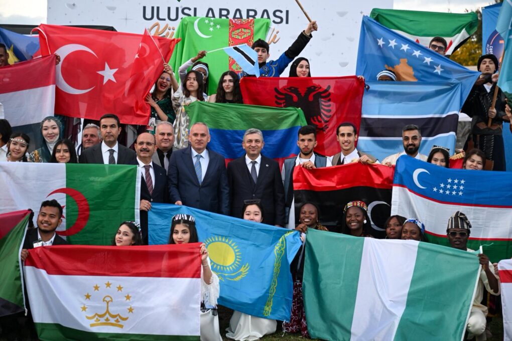 DÜNYANIN RENKLERİ AKDENİZ ÜNİVERSİTESİ’NDE BULUŞTU