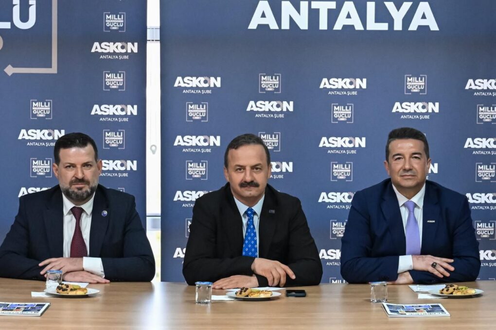 ANTALYA’DA ANAHTAR PARTİ RÜZGÂRI: SALONLAR DOLDU, VATANDAŞLAR DIŞARIDA KALDI