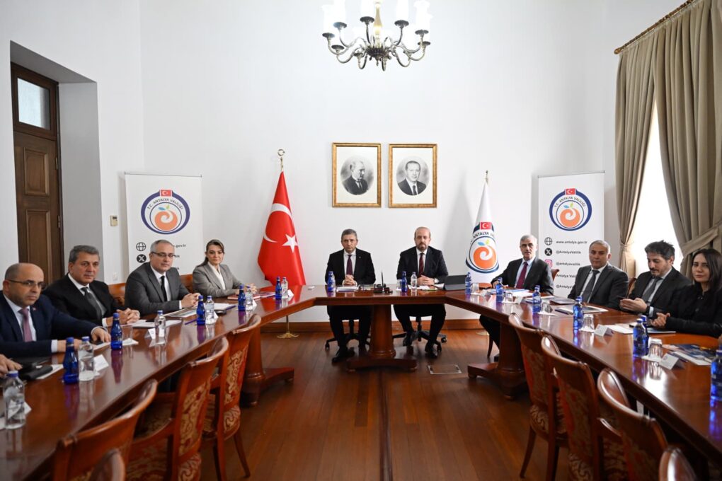 ANTALYA’DA ELEKTRİK HATLARI KAYNAKLI ORMAN YANGINLARINA KARŞI TEDBİRLER ELE ALINDI