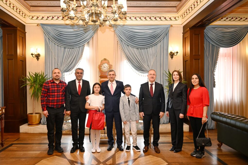 ANTALYA’DA ÇOCUK VALİ NAZENİN KARSAVURDAN GÖREVİ DEVRALDI