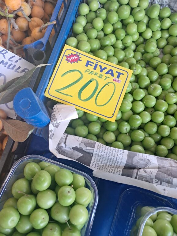 Kemer Pazartesi Pazarında Fiyatlar Cep Yakıyor: Vatandaş Ne Yapacağını Şaşırdı