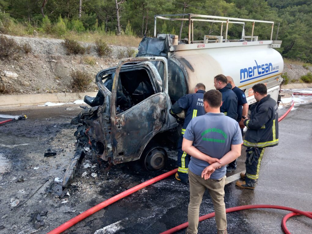 Kemer’de araç yangını