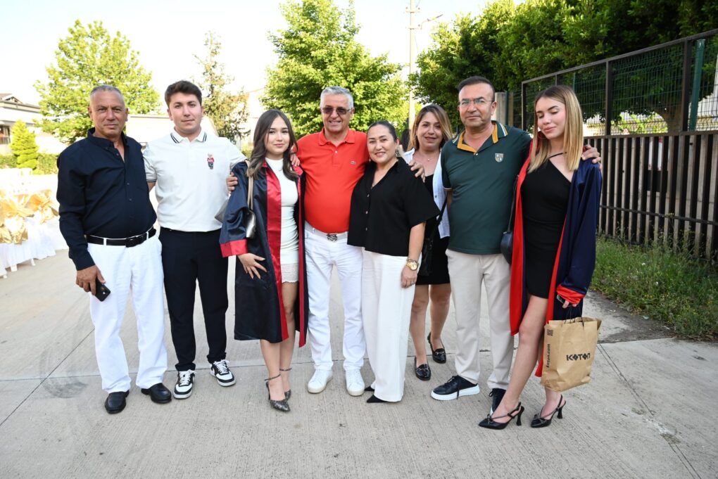 Öğrencilerin mezuniyet sevinci 
