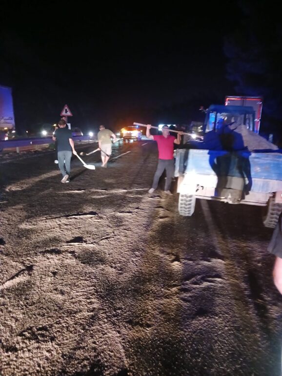 Kemer’de yola dökülen mazot kazaya neden oldu