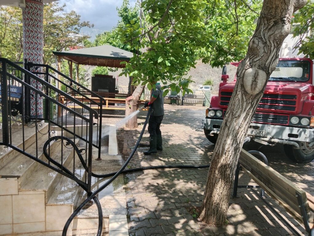 Kemer’de camilerde bayram temizliği