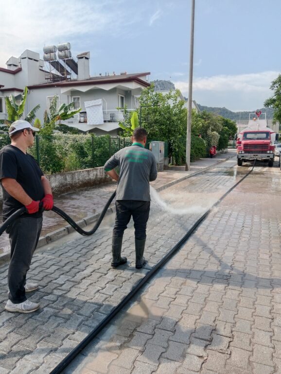 Kemer’de tozlu yollar yıkanıyor