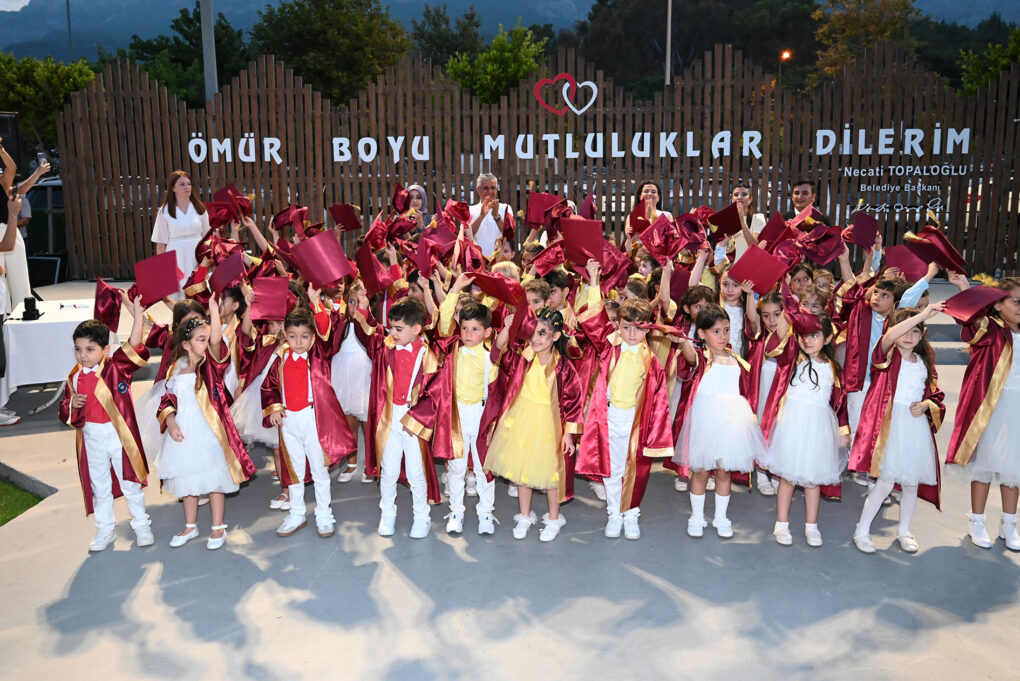 Minik öğrencilerin mezuniyet sevinci