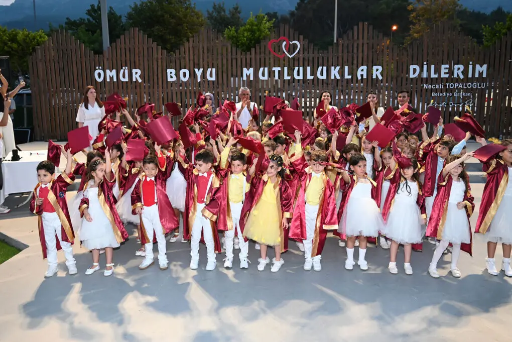 Minik öğrencilerin mezuniyet sevinci