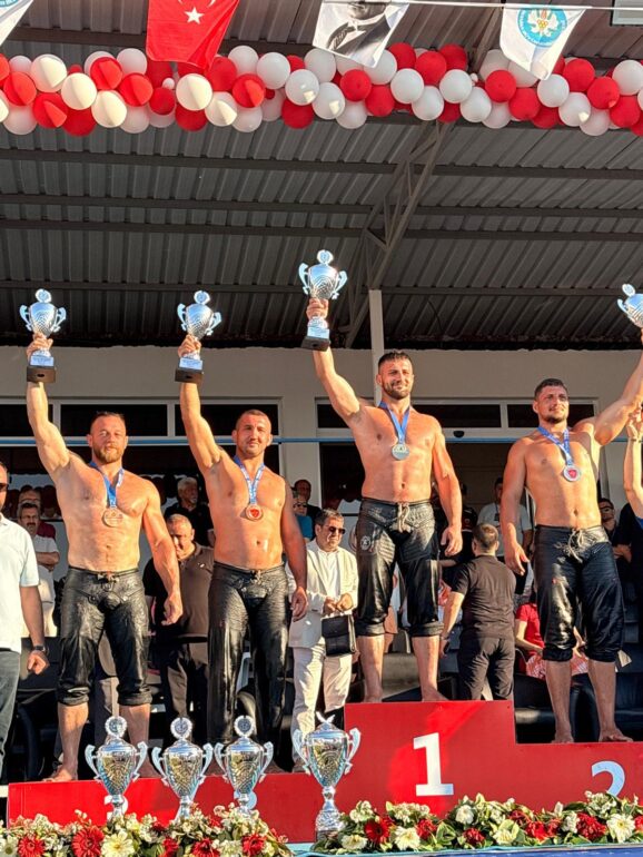 Kemer Belediye güreşçileri kürsüye çıktı